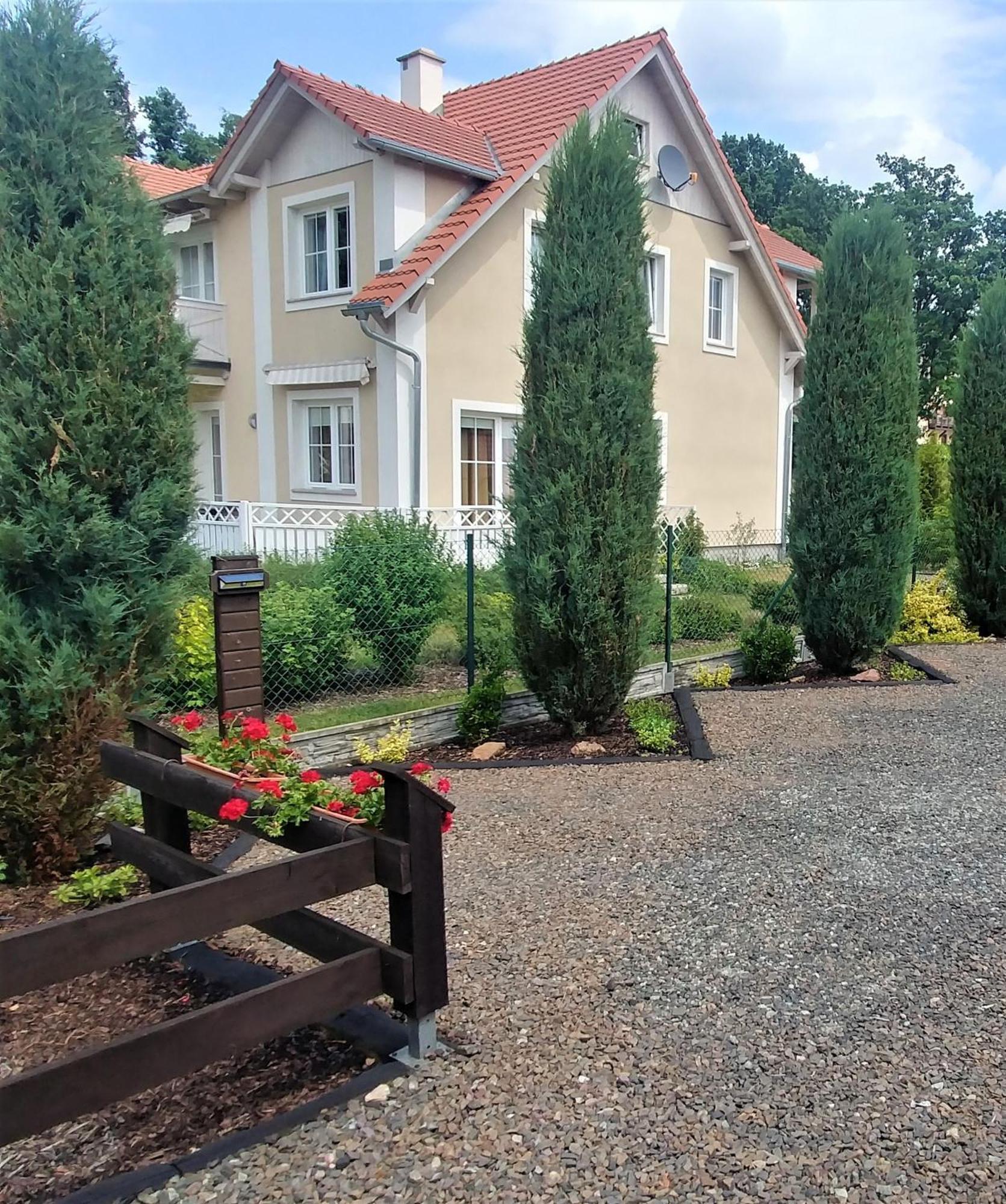 Willa Axla Z Weranda Ogrodem I Parkingiem Kudowa-Zdrój Kültér fotó